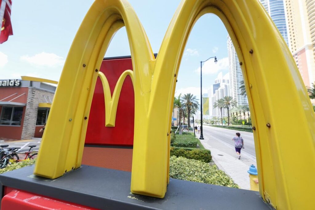 Why Mcdonald's U.S. sales are declining? 1 Why Mcdonald's U.S. sales are declining?